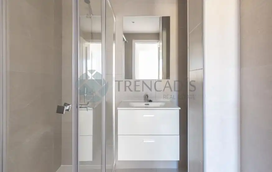 Bathroom of Flat for sale in Madrid