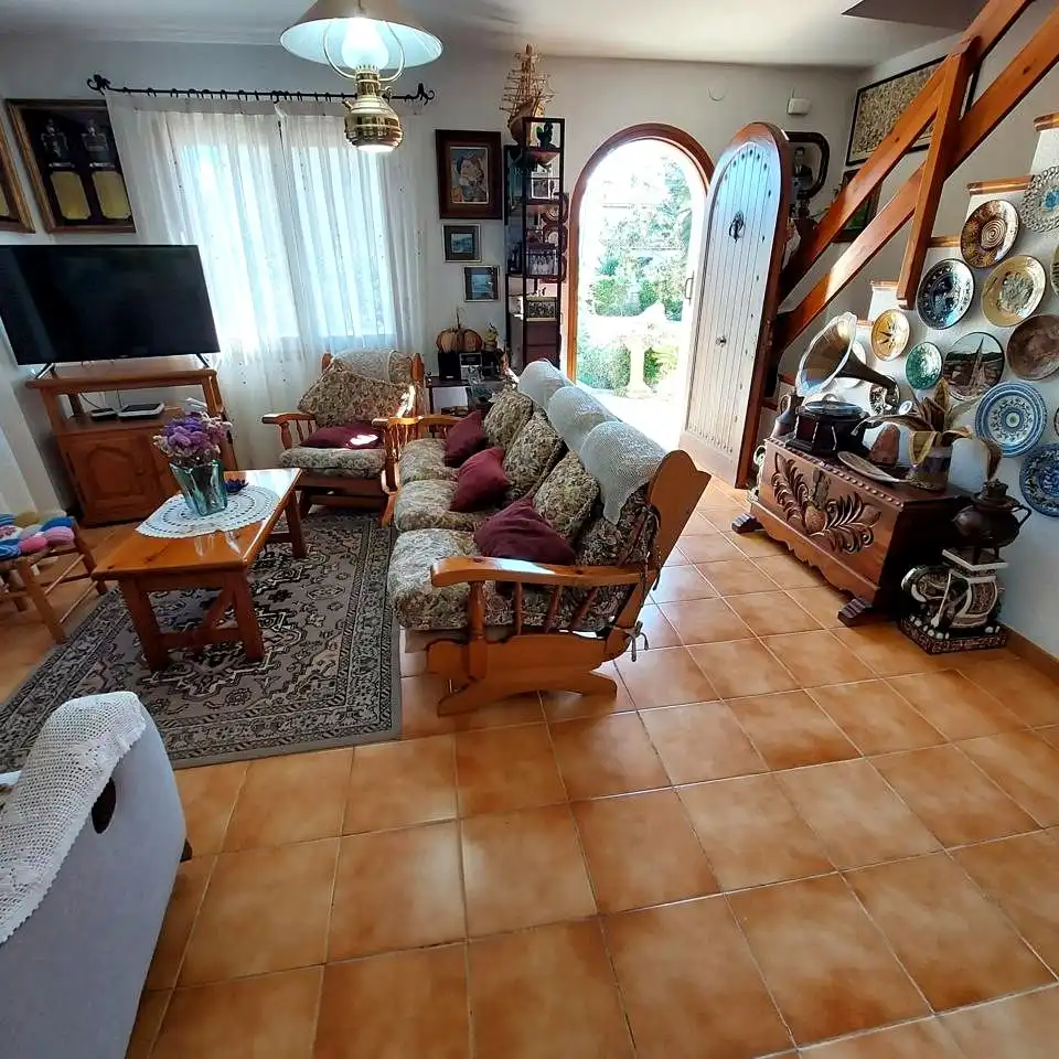 Sala d'estar de Casa o xalet en venda en Banyeres del Penedès amb Aire condicionat, Jardí privat i Moblat