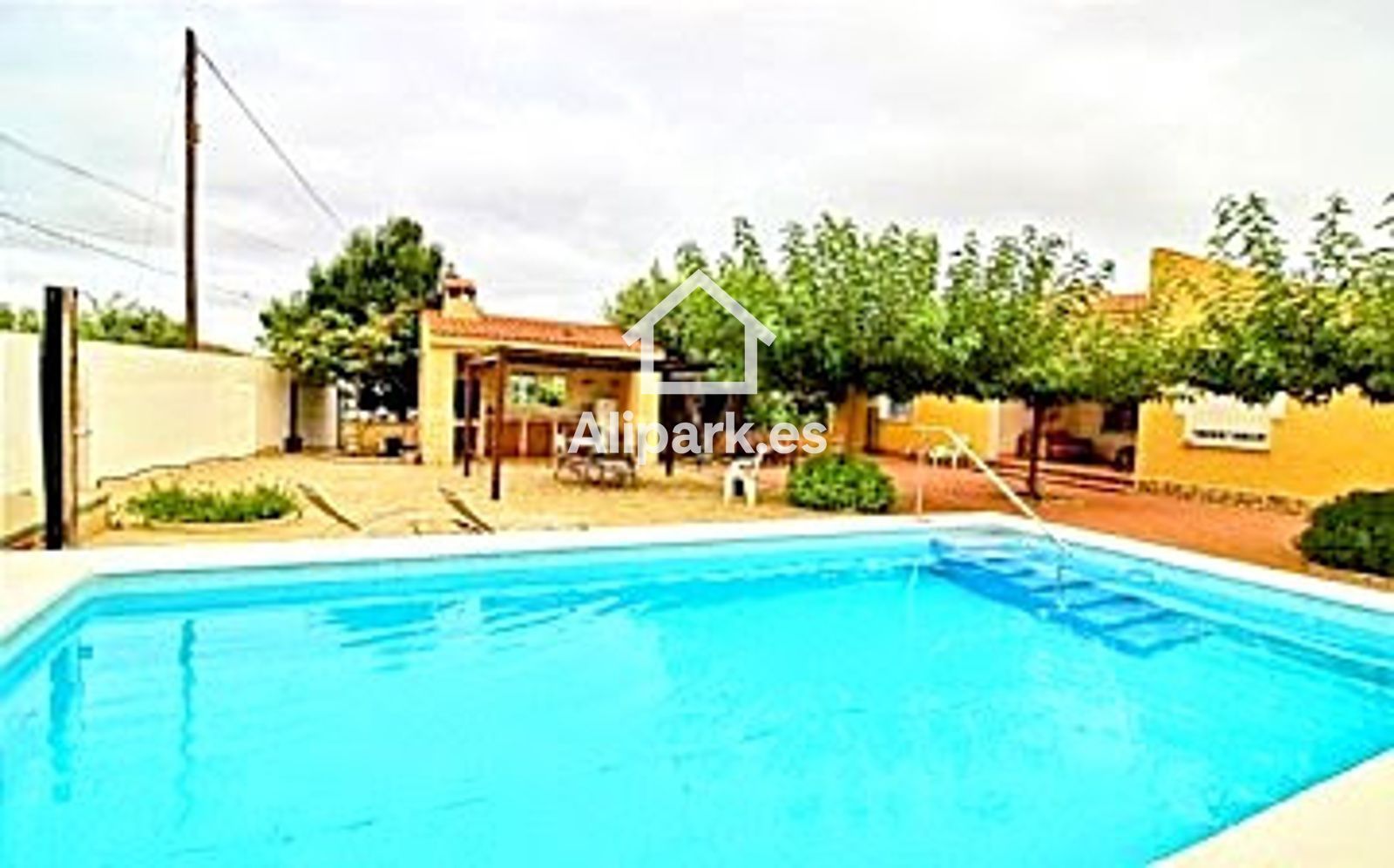 Vista exterior de Casa o xalet en venda en Alicante / Alacant amb Terrassa, Traster i Piscina