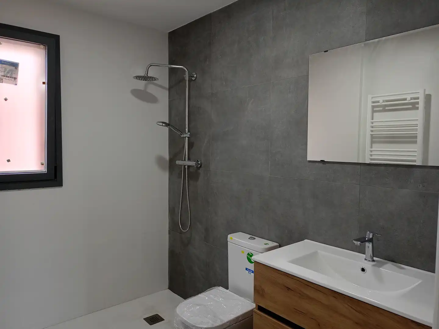 Bathroom of Flat for sale in Parets del Vallès  with Air Conditioner, Heating and Oven