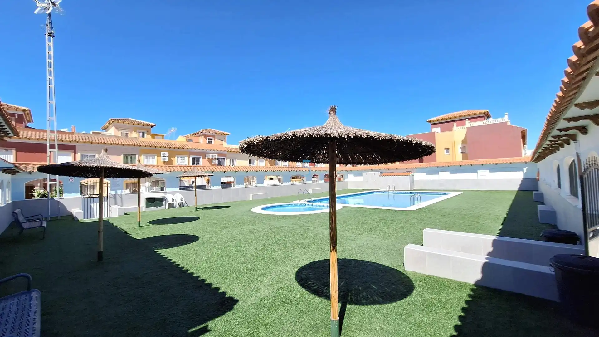 Piscina de Casa adosada en venta en Torrevieja con Aire acondicionado, Terraza y Piscina