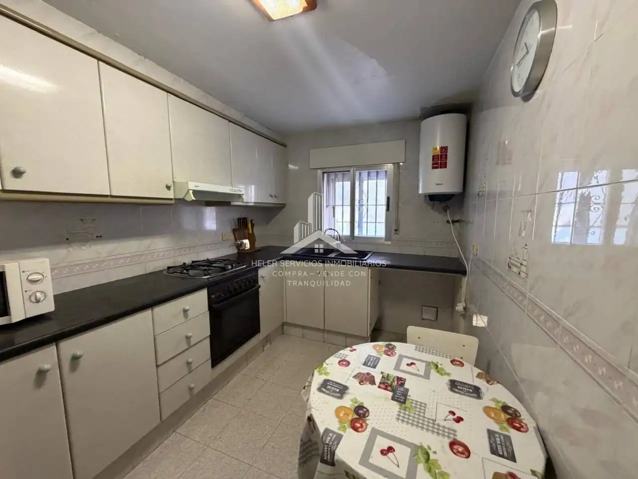 Cuina de Casa o xalet en venda en Castellón de la Plana / Castelló de la Plana amb Aire condicionat, Terrassa i Moblat