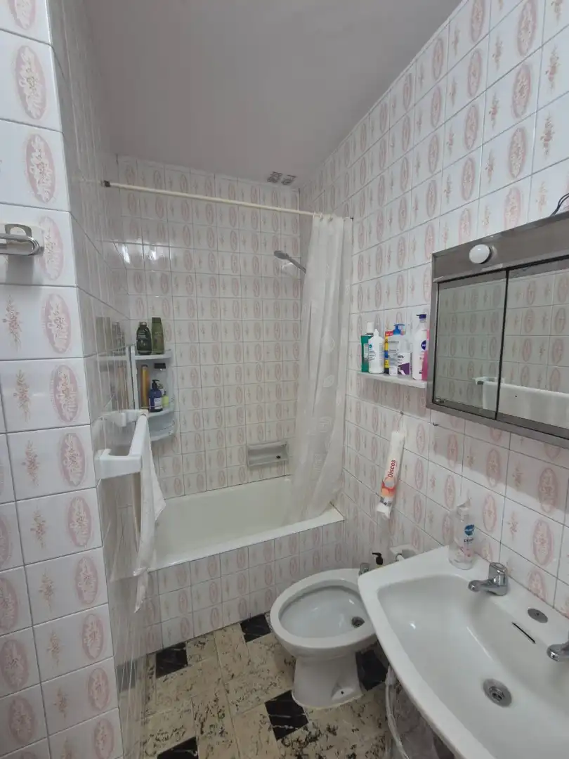 Bany de Apartament de lloguer en Mugardos amb Moblat, Forn i Rentadora