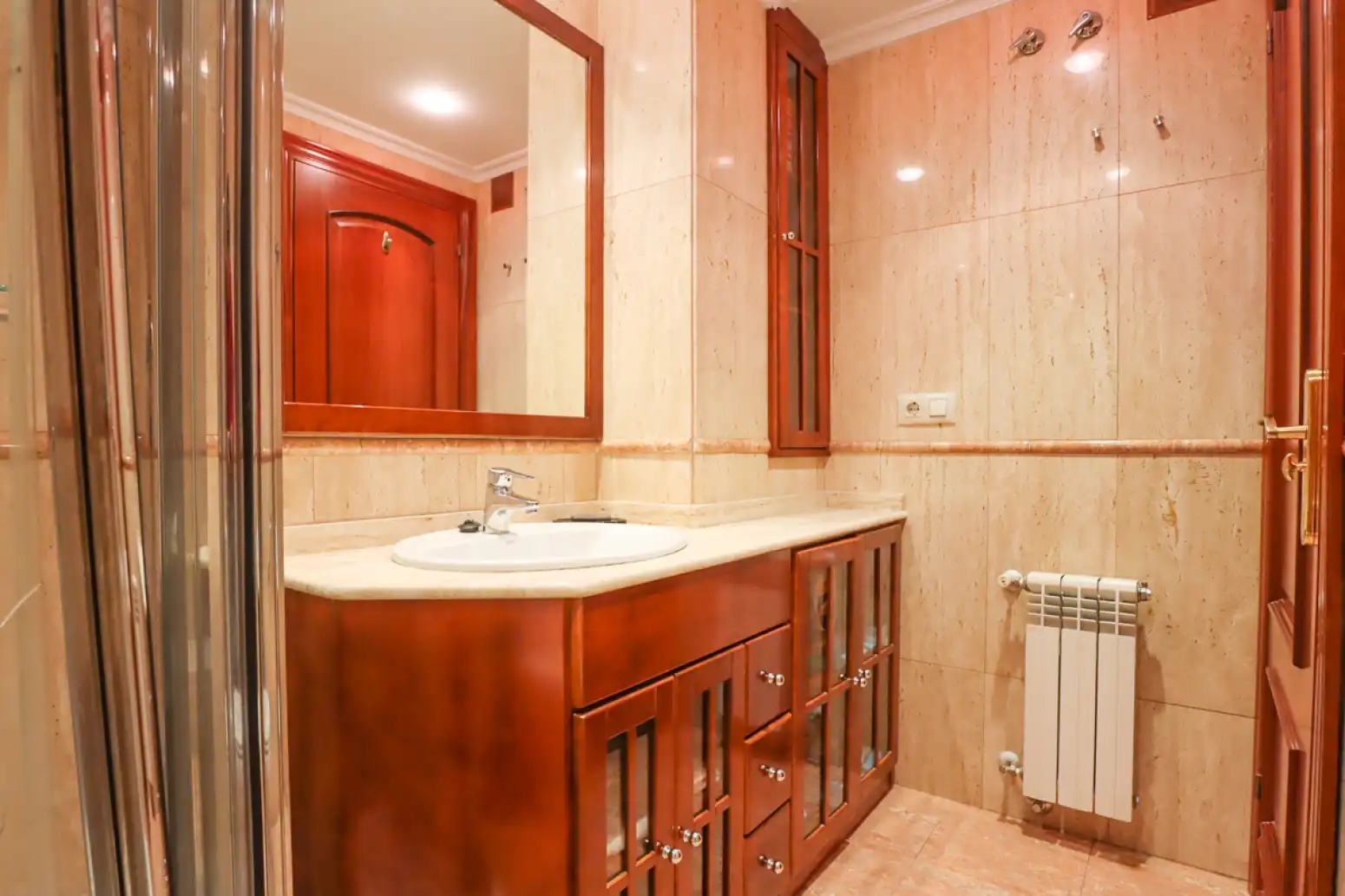 Badezimmer von Wohnung zur Miete in Oviedo  mit Heizung und Parkett
