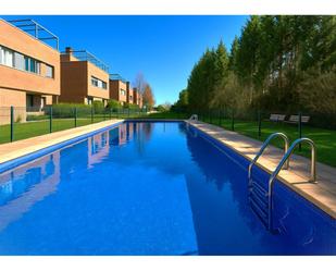 Piscina de Casa adosada en venda en Canovelles amb Calefacció, Jardí privat i Terrassa