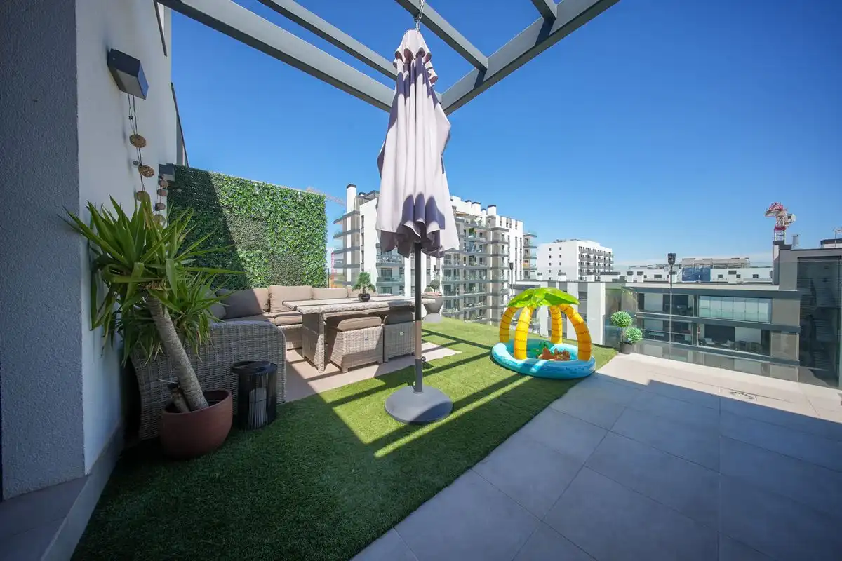 Terraza de Ático en venta en Alcalá de Henares con Aire acondicionado, Calefacción y Jardín privado