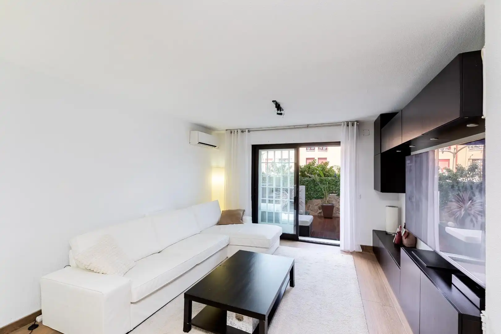 Sala de estar de Casa adosada en venta en Torrelodones con Aire acondicionado, Calefacción y Terraza