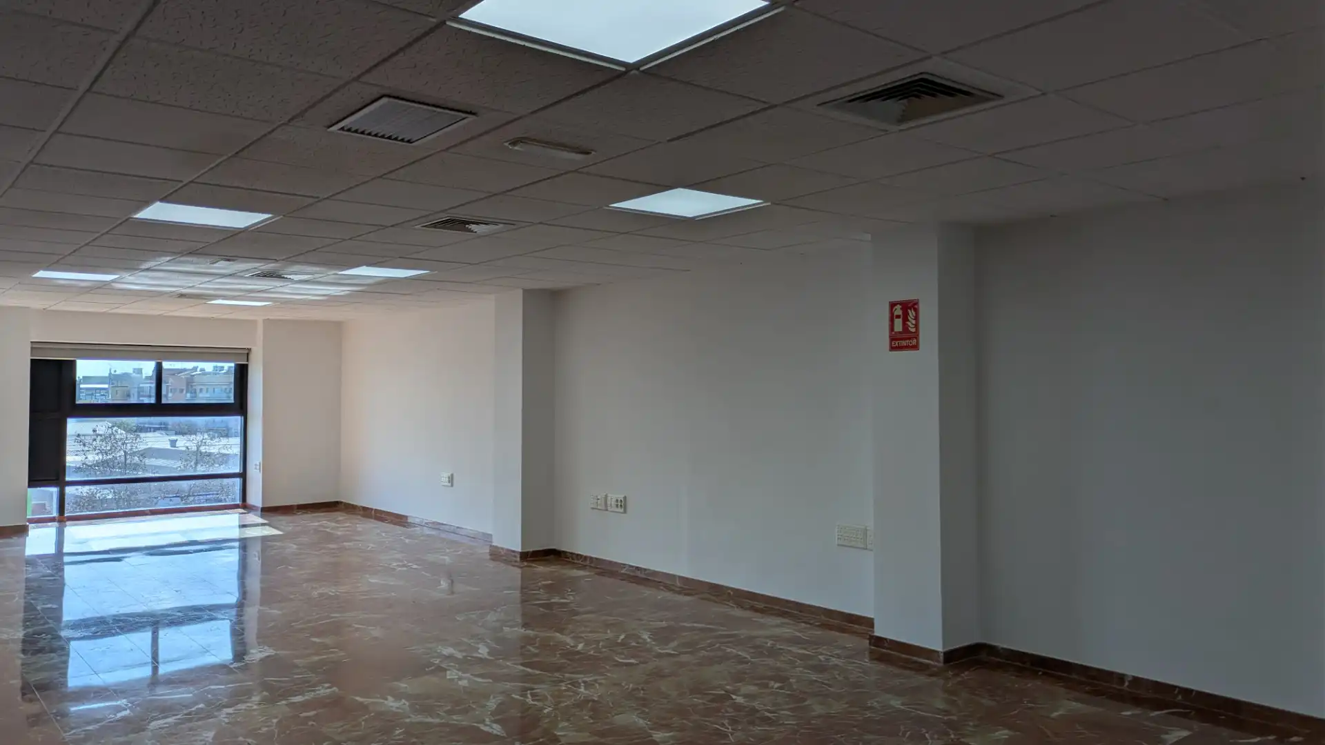 Büro zur Miete in Cornellà de Llobregat mit Klimaanlage, Heizung und Internet