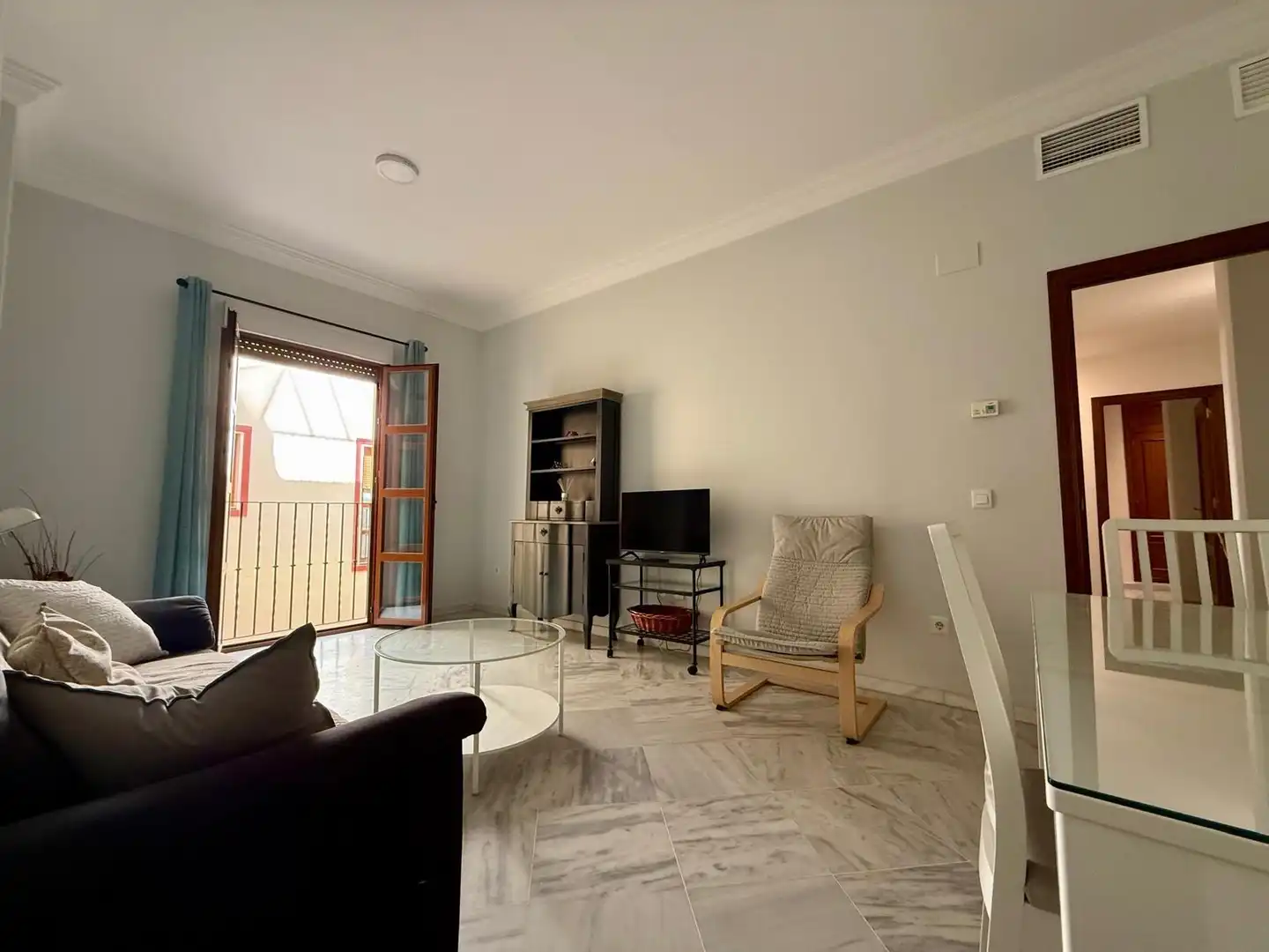 Living room of Flat for rent in Sevilla  with Air Conditioner, Heating and Furnished