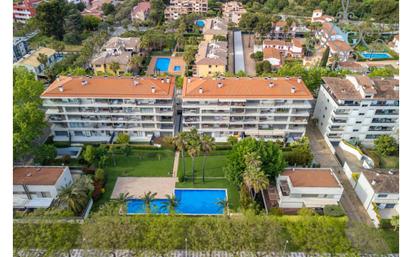 Vista exterior de Pis en venda en Castell-Platja d'Aro amb Aire condicionat, Terrassa i Piscina