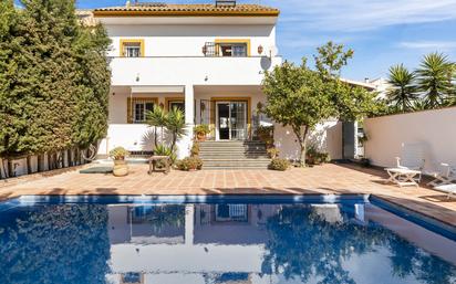 Vista exterior de Casa adosada en venda en Marbella amb Aire condicionat, Terrassa i Piscina