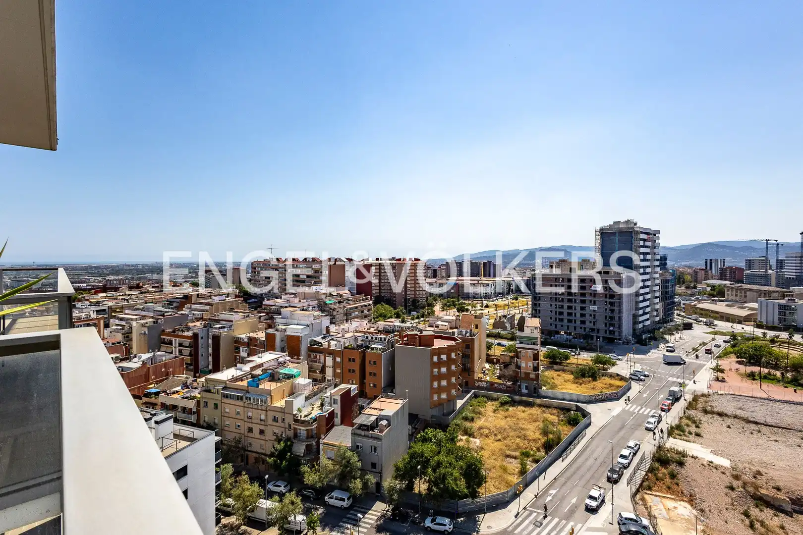 Vista exterior de Àtic en venda en L'Hospitalet de Llobregat amb Aire condicionat, Calefacció i Parquet