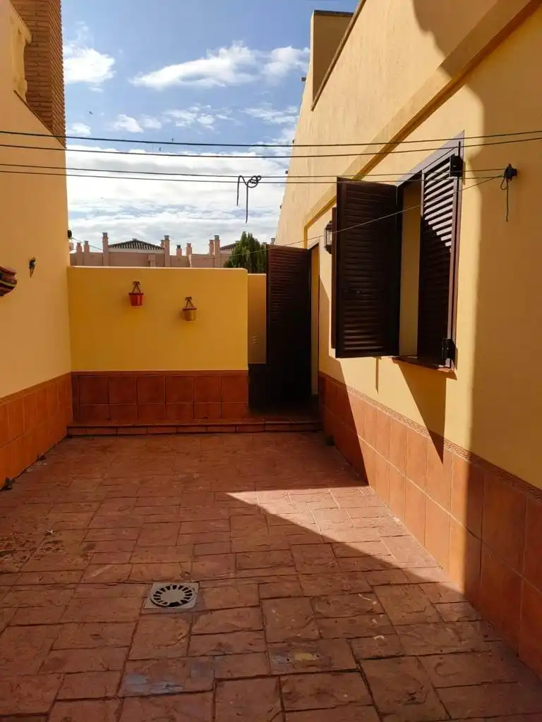 Vista exterior de Casa o xalet en venda en Rincón de la Victoria amb Aire condicionat, Jardí privat i Terrassa