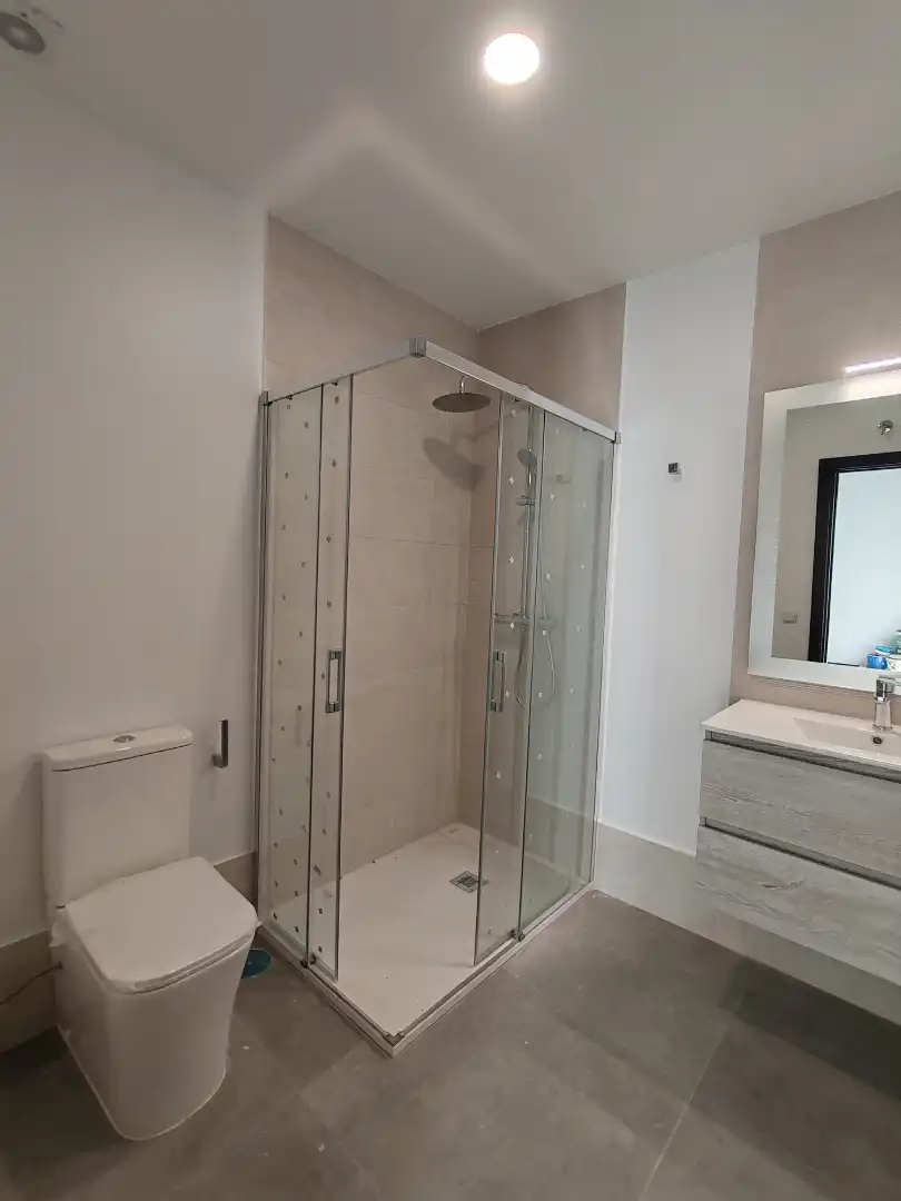 Baño de Piso de alquiler en Coria del Río con Aire acondicionado, Terraza y Horno