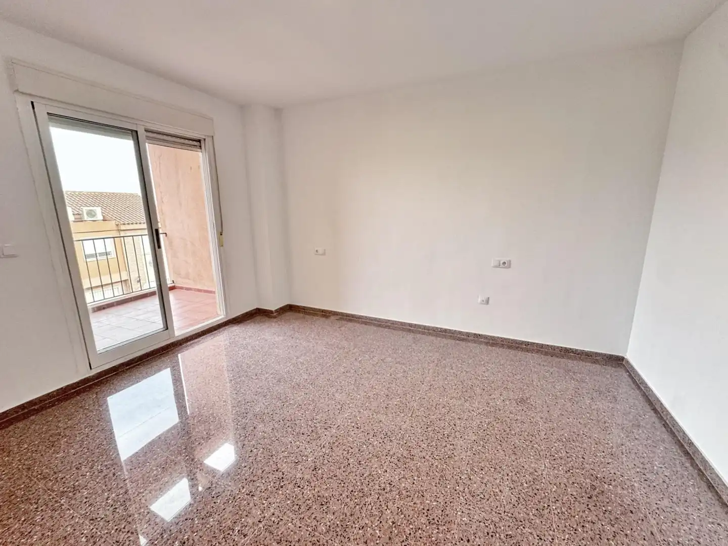 Habitación de Casa adosada en venta en Petrer con Jardín privado, Balcón y Piscina comunitaria