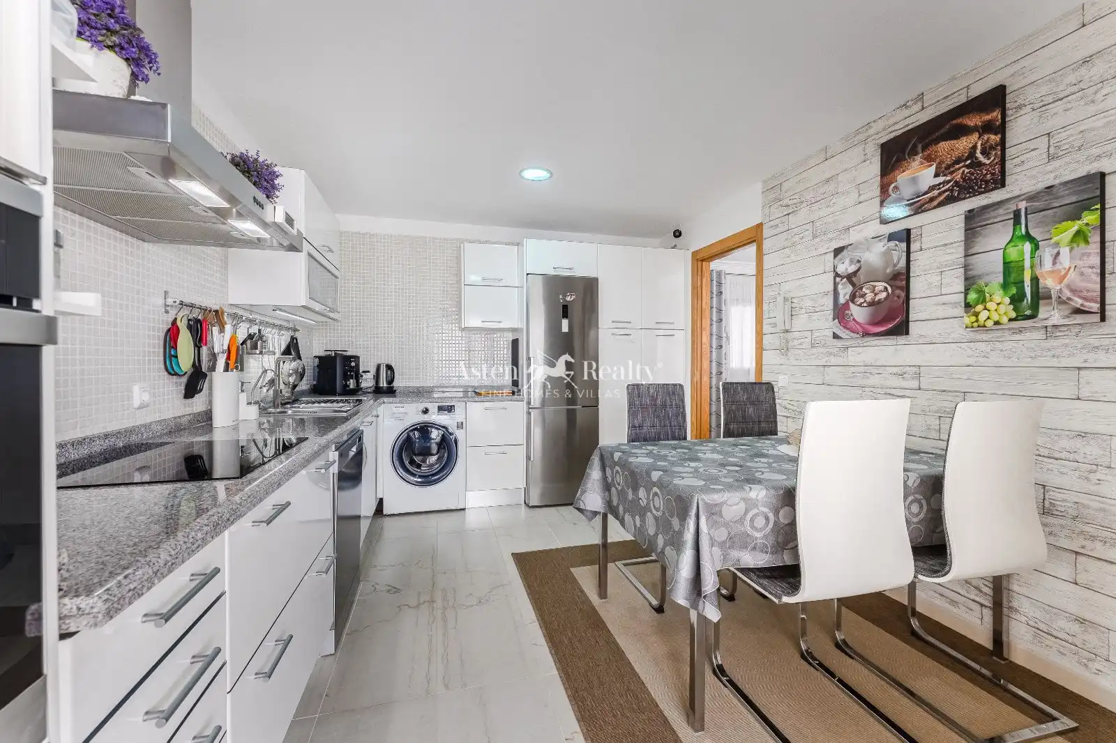 Küche von Einfamilien-Reihenhaus zum Verkauf in Santiago del Teide mit Privatgarten, Terrasse und Abstellraum