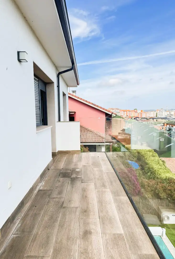 Terrassa de Casa o xalet en venda en Avilés amb Calefacció, Jardí privat i Parquet