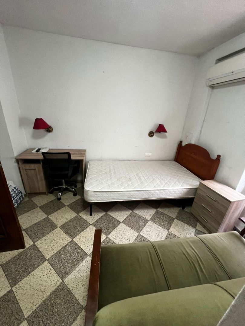 Dormitori de Pis de lloguer en  Granada Capital amb Aire condicionat, Calefacció i Moblat