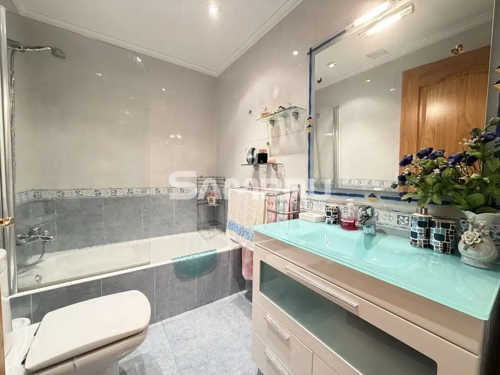 Badezimmer von Wohnung zum Verkauf in Aramaio mit Heizung, Abstellraum und Balkon