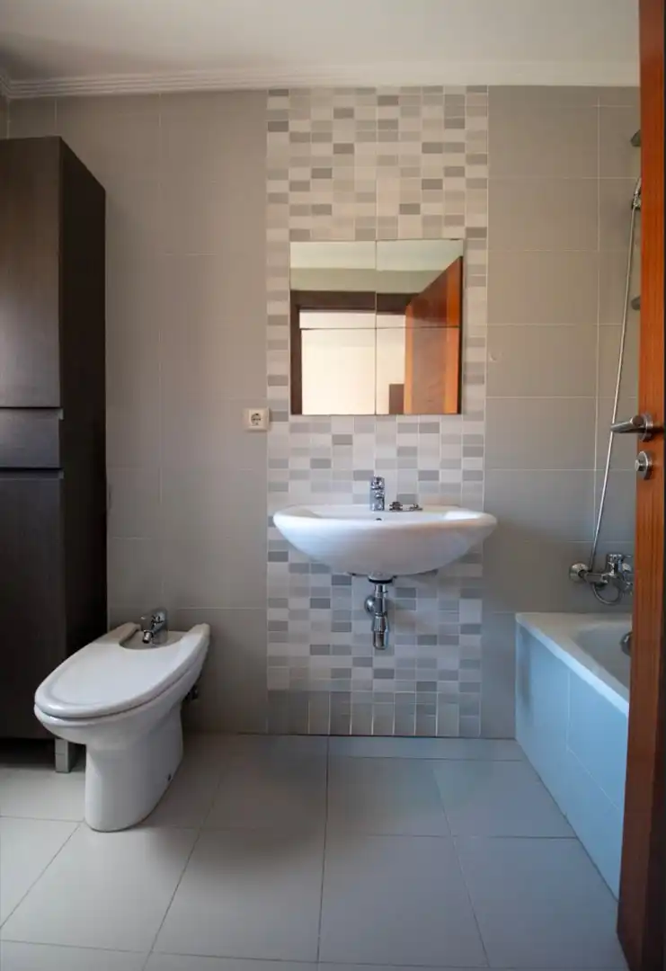 Badezimmer von Wohnung zum Verkauf in Avilés mit Heizung, Parkett und Abstellraum