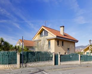 Vista exterior de Casa o xalet en venda en Oviedo  amb Calefacció, Parquet i Terrassa