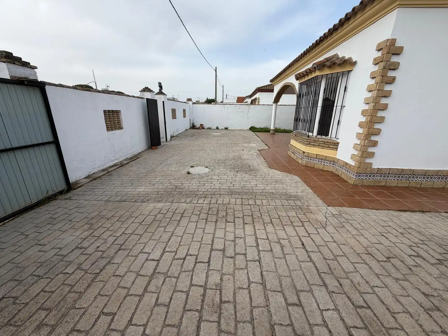 Vista exterior de Casa o xalet en venda en Chiclana de la Frontera amb Jardí privat i Terrassa