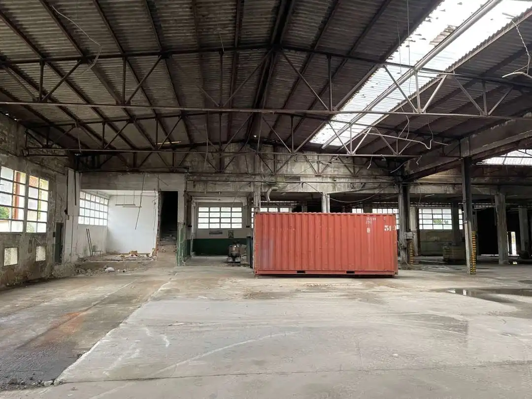 Außenansicht von Fabrikhallen zum Verkauf in Hernani