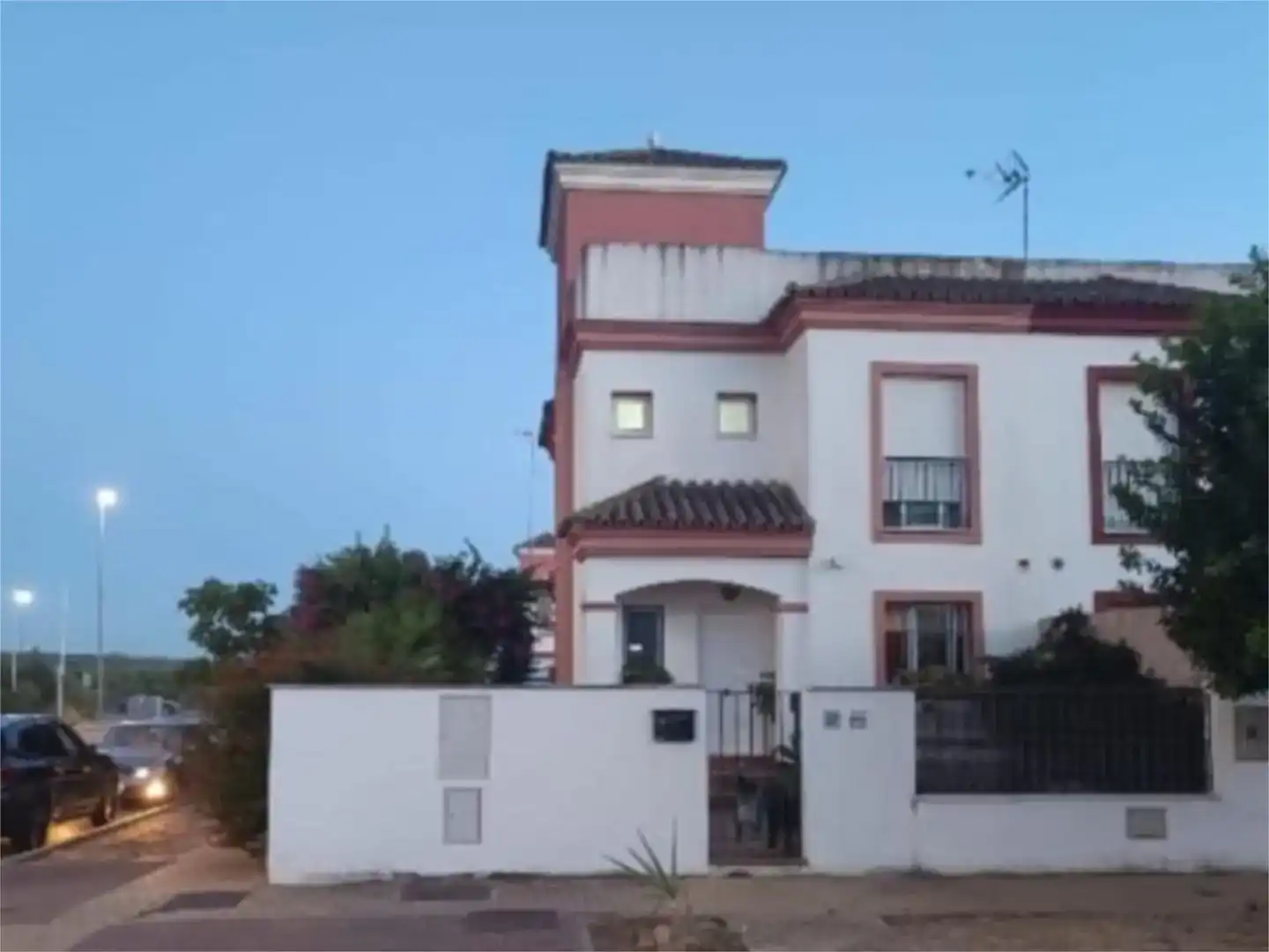 Vista exterior de Casa o xalet en venda en Huévar del Aljarafe amb Aire condicionat i Balcó