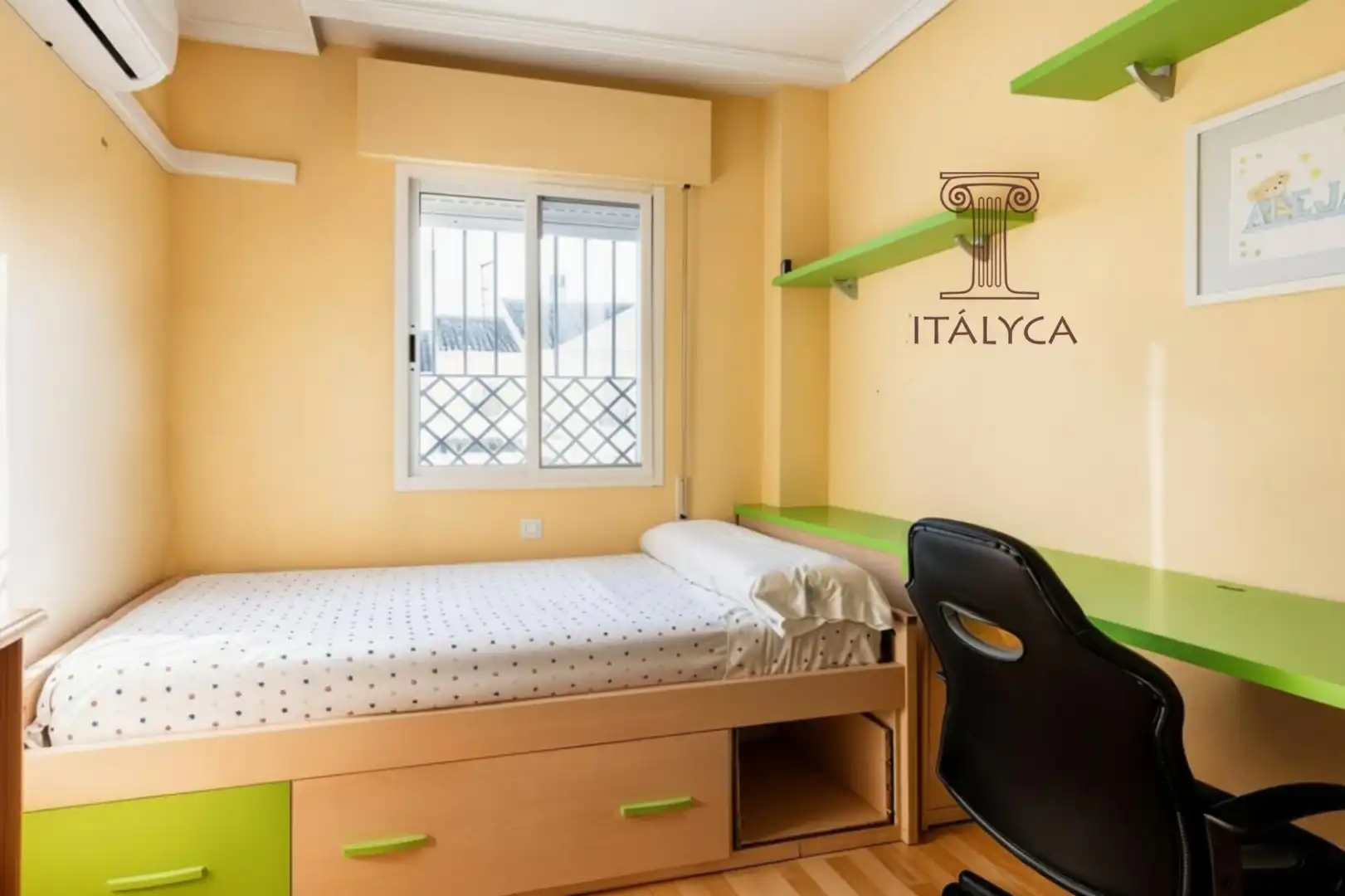 Habitación de Casa adosada en venta en Tomares con Aire acondicionado, Terraza y Trastero