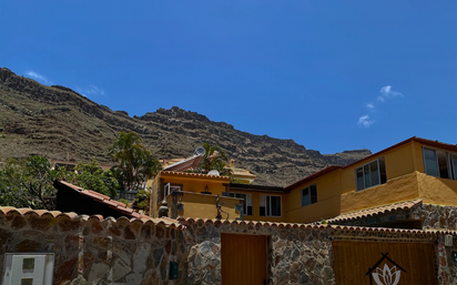Vista exterior de Casa adosada en venda en Mogán amb Aire condicionat, Terrassa i Piscina