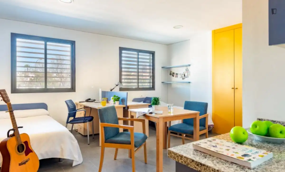 Bedroom of Flat for share in Sevilla  with Air Conditioner, Swimming Pool and Furnished