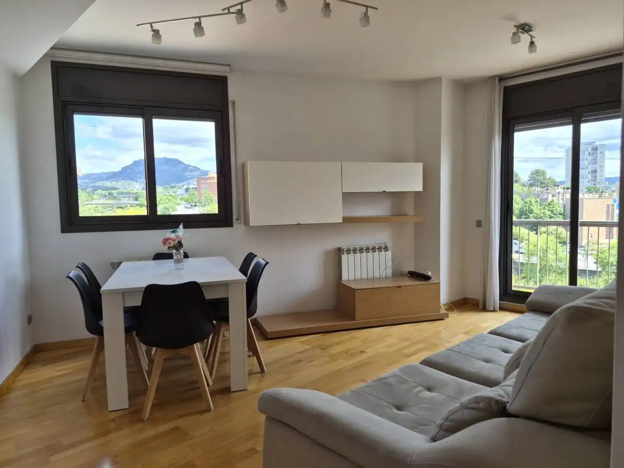 Living room of Flat for sale in Terrassa  with Air Conditioner, Heating and Parquet flooring