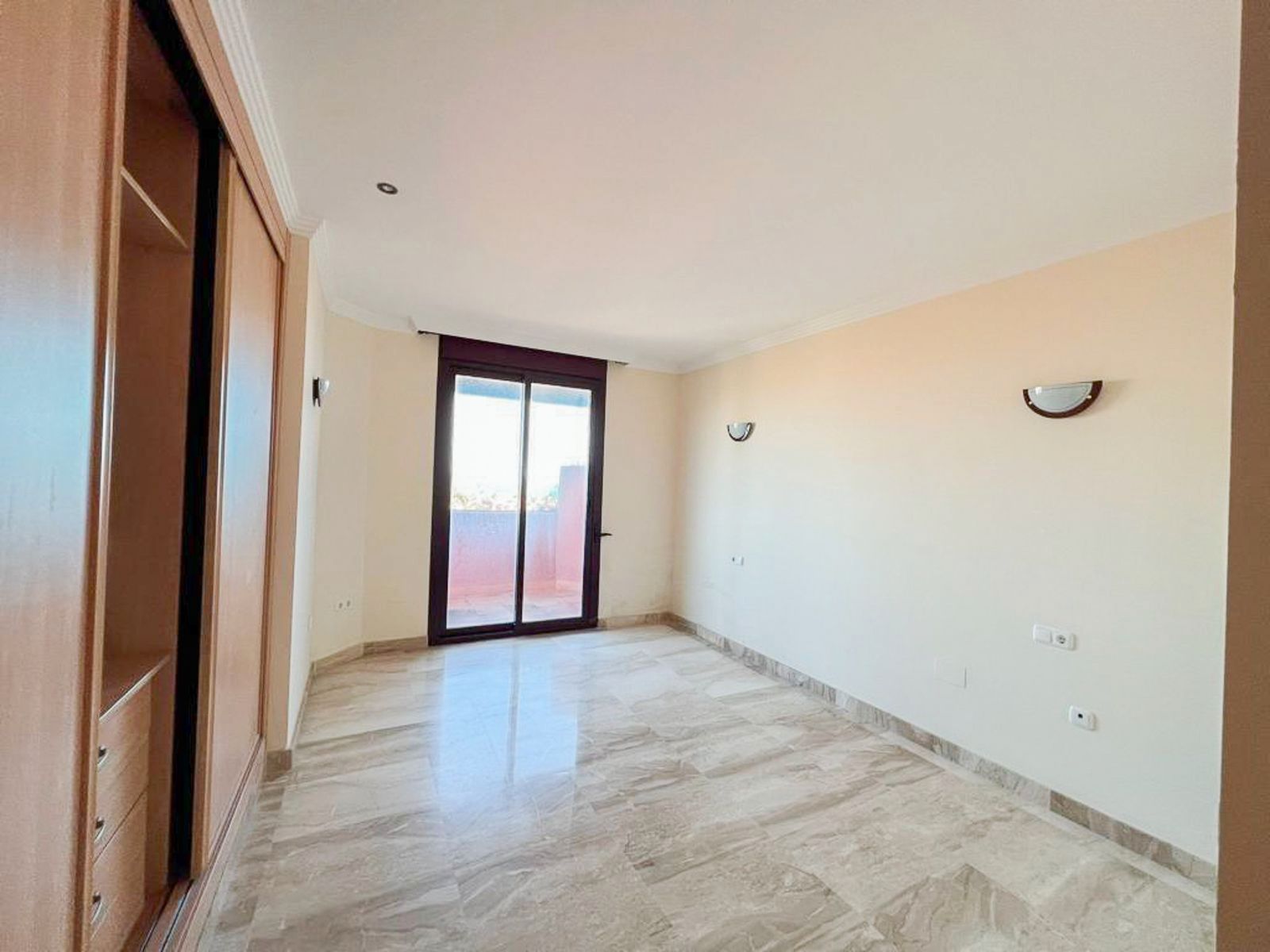 Dormitori de Dúplex en venda en Estepona amb Aire condicionat, Terrassa i Piscina comunitària