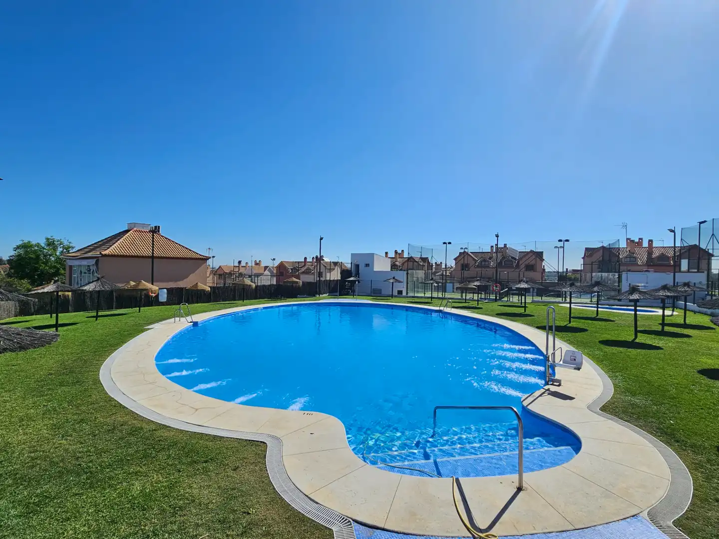 Piscina de Casa adosada en venda en Espartinas amb Aire condicionat, Calefacció i Jardí privat