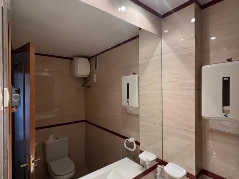 Badezimmer von Büro zur Miete in Majadahonda mit Klimaanlage und Heizung