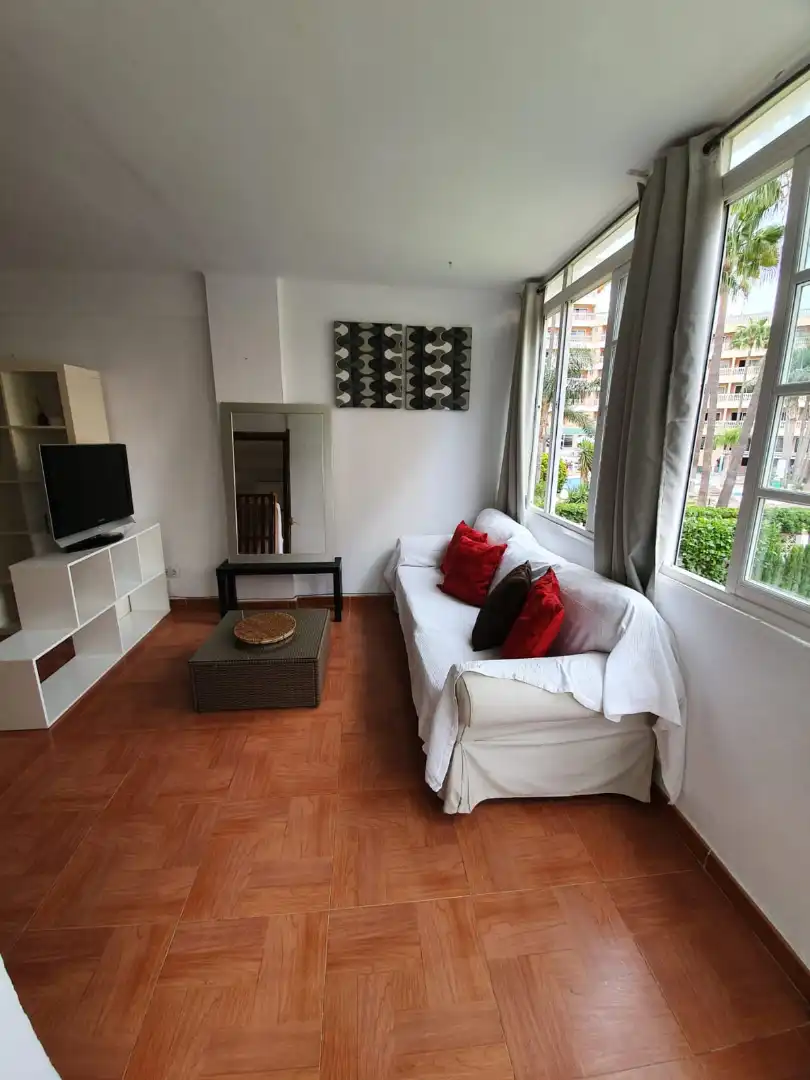 Sala d'estar de Apartament de lloguer en Torremolinos amb Moblat i Piscina comunitària