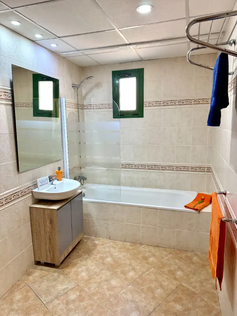 Baño de Apartamento de alquiler en Salou con Terraza, Amueblado y Horno
