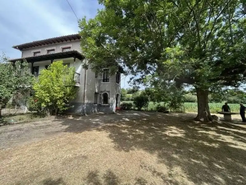 Vista exterior de Casa o xalet en venda en Riotuerto amb Calefacció i Jardí privat