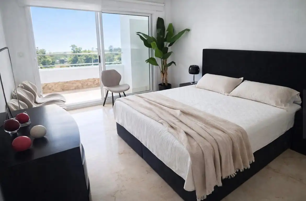 Dormitori de Pis en venda en Marbella amb Aire condicionat, Terrassa i Moblat