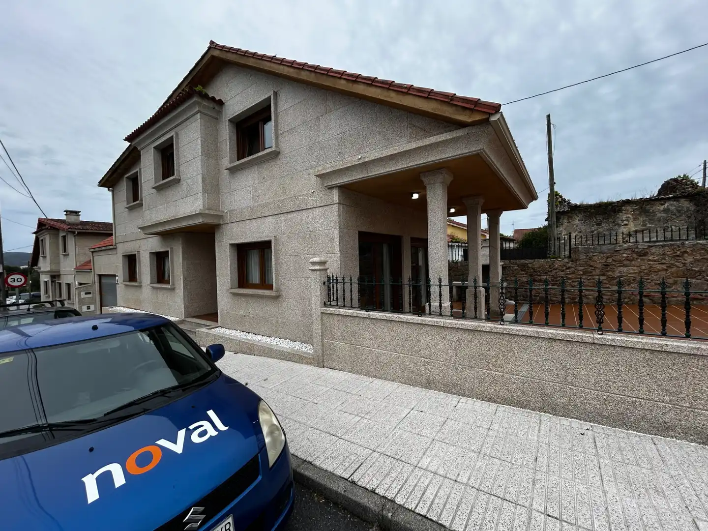 Vista exterior de Casa o chalet en venta en Vilagarcía de Arousa con Calefacción, Jardín privado y Parquet