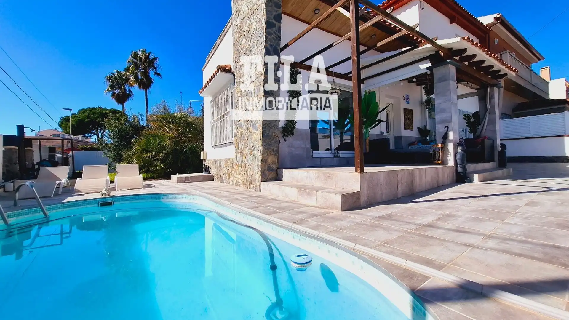 Vista exterior de Casa o chalet en venta en Cunit con Calefacción, Terraza y Piscina