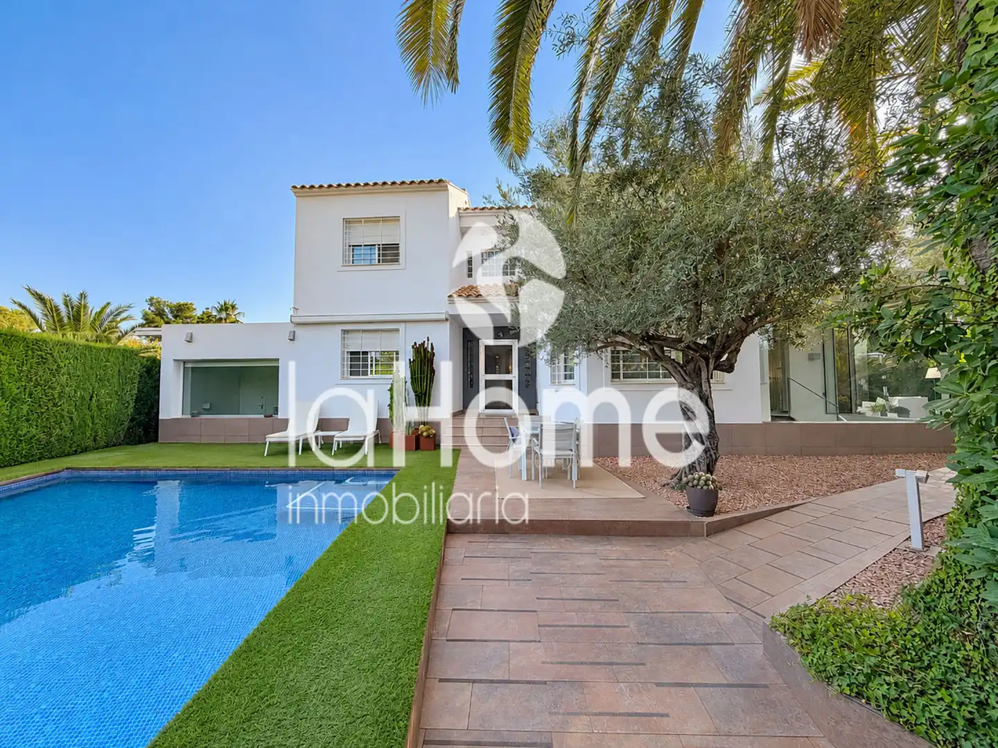 Vista exterior de Casa o xalet en venda en L'Eliana amb Aire condicionat, Calefacció i Jardí privat