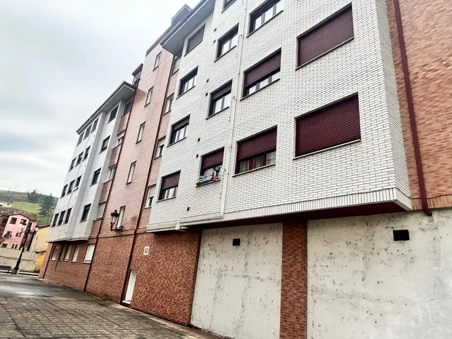Vista exterior de Piso en venta en Oviedo  con Calefacción, Parquet y Trastero
