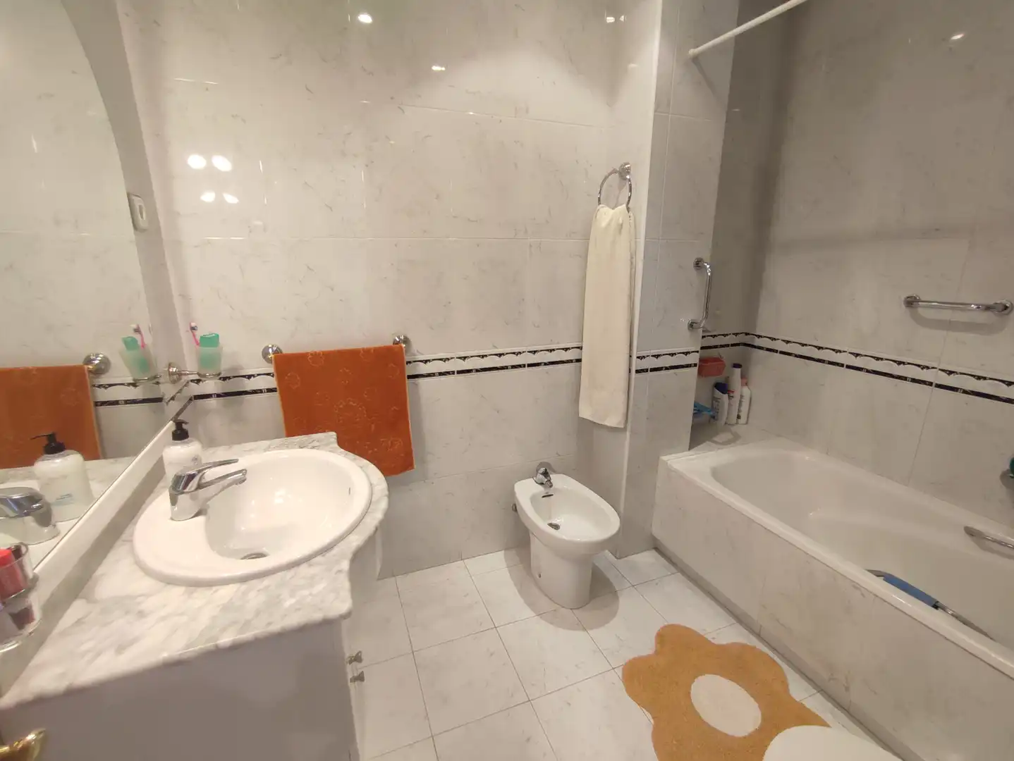 Baño de Piso en venta en Carpio con Calefacción, Terraza y Amueblado