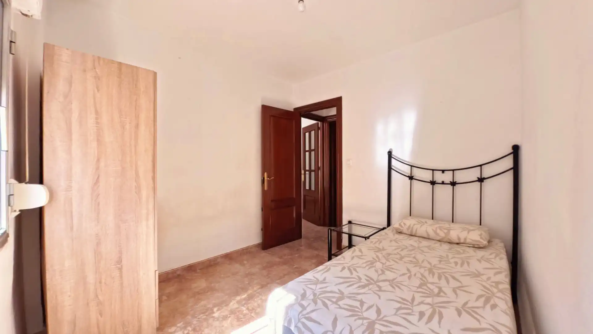 Bedroom of Flat for sale in Sevilla  with Air Conditioner, Furnished and Balcony