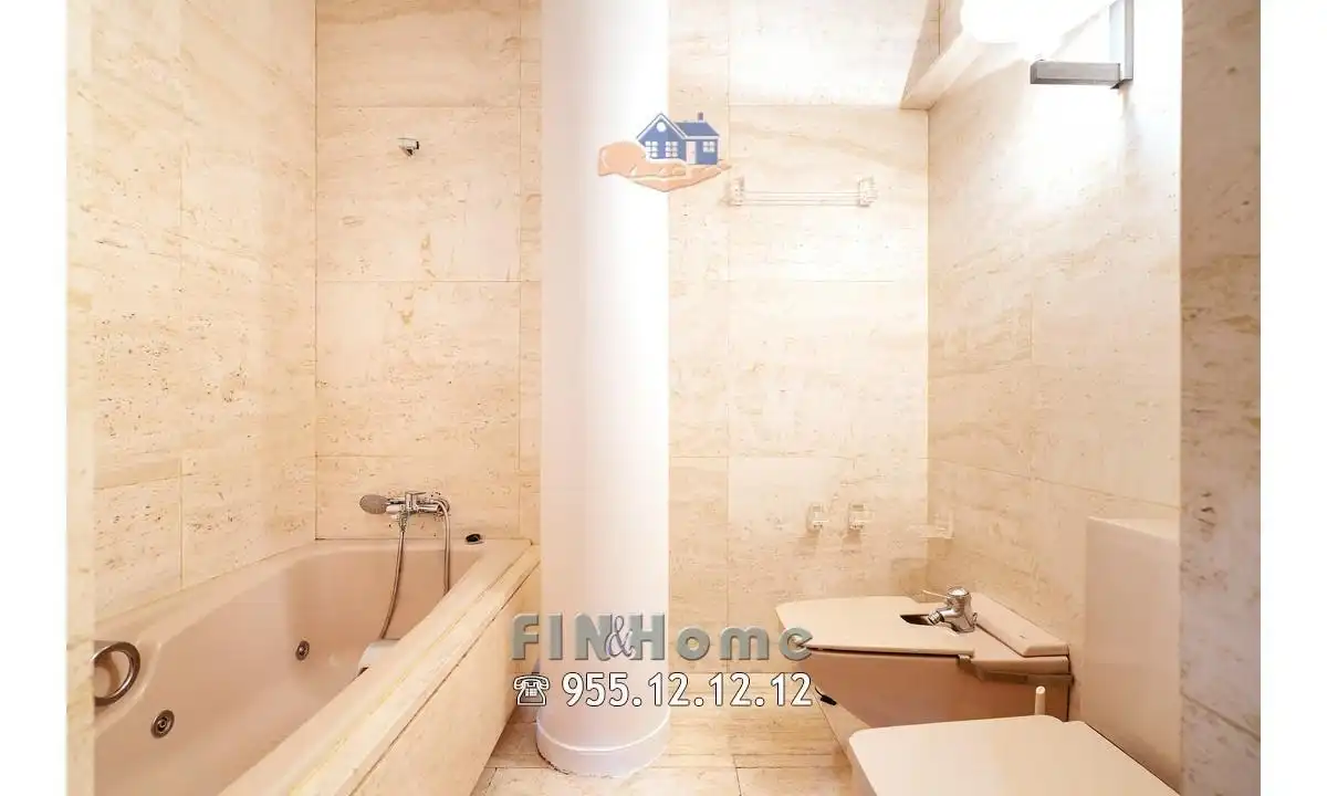 Baño de Ático de alquiler en Sevilla con Aire acondicionado, Calefacción y Jardín privado