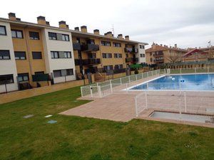 Piscina de Piso en venta en Haro con Calefacción, Parquet y Terraza