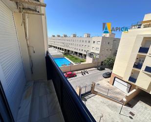Vista exterior de Pis en venda en El Puerto de Santa María amb Terrassa, Piscina i Piscina comunitària