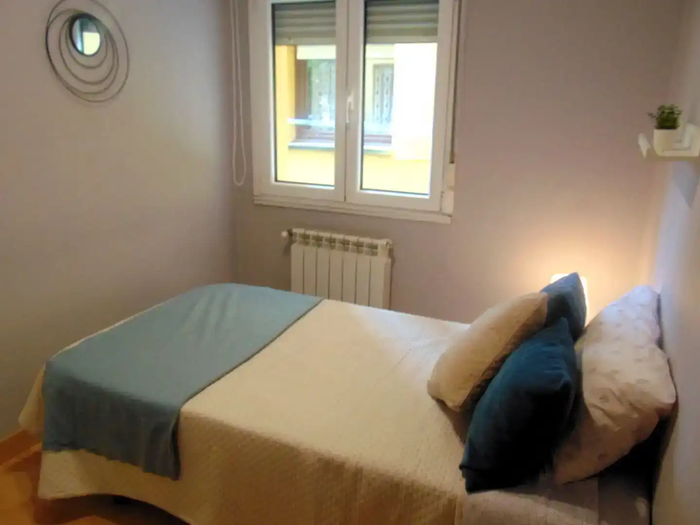 Schlafzimmer von Wohnung zur Miete in Lena mit Parkett und Möbliert