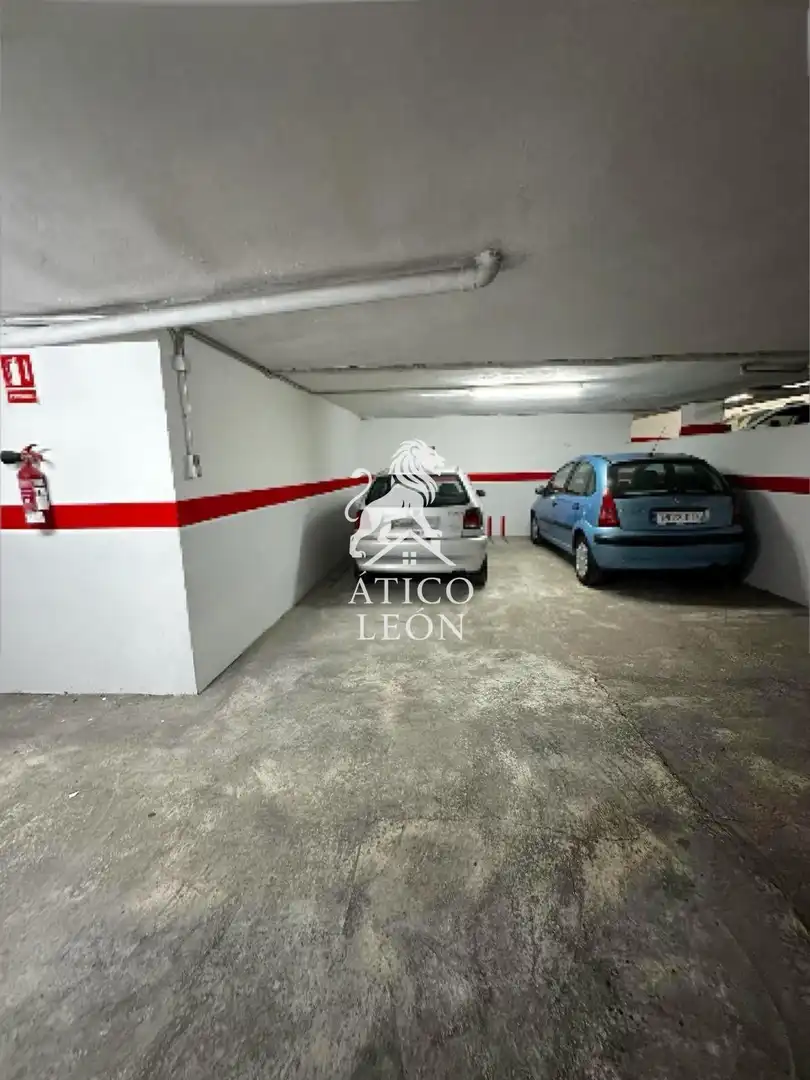 Aparcament de Apartament en venda en León Capital  amb Calefacció, Terrassa i Traster